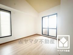 バルコニーに繋がる窓が2面あるお部屋で、通風・陽当たりが大変良好です。