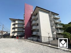 収納付きでスッキリお使い頂ける3面鏡の洗面台を完備。洗面ボウルが広めなので、忙しい朝でも身支度がしやすく時短になります。