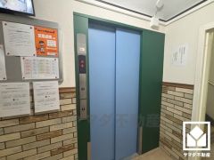 スムーズな移動を叶えるエレベーター。忙しい朝も快適に、ストレスフリーな暮らしをサポート。防犯カメラが設置されておりセキュリティにも配慮されています。