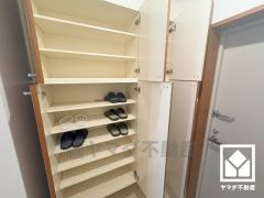 玄関にはシューズボックスを完備。家族の靴もしっかり収納できるので、玄関がいつも片付き、気持ちよくお客様を迎えられます。