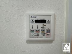 浴室暖房乾燥機付き。真冬の寒い浴室を暖かく、また雨の日の洗濯物の乾燥にと多用途に活躍する機能です。