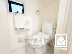 明るく清潔感溢れるトイレです。2連トイレットペーパーホルダーなのでお取替えの手間が軽減できます。