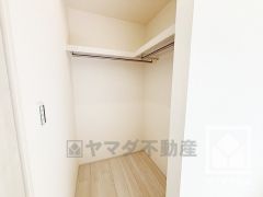 たっぷり収納できるウォークインクローゼットが2か所ございます。お洋服はもちろん、スーツケースなどの大物もしっかり収納できます。