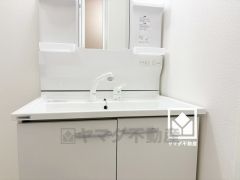 収納豊富でスッキリお使い頂ける3面鏡の洗面台です。洗面ボウルが広めなので、忙しい朝でも身支度がしやすく時短になります。