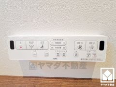 消耗品置き場、小物置きなどとしてもお使いいただける広々としたカウンターが設置されています。