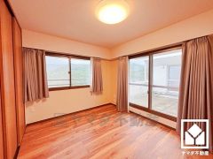 約8.5帖の洋室です。ルーフバルコニーにつながるお部屋で、通風・陽当たり良好。