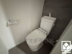 明るく清潔感溢れるトイレです。温水洗浄便座付きで、季節を問わずいつでも温かい便座をお使いいただけます。