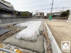 キッチンには床下収納やパントリーもございます。まとめ買いしても心配要らずの収納力です。