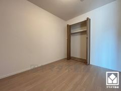 収納力豊富な約5.2帖の納戸付き。季節の荷物や日用品のストックなどもしっかり収納できます。クローゼット付きの居室としてもお使いいただけます。