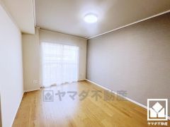 バルコニーにつながるお部屋で、通風・陽当たり良好。