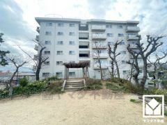 イオンスタイルや無印良品、セリアなどが出店するショッピングモール「コロワ甲子園」も徒歩13分の距離にございます。専門店や飲食店も豊富で、お買い物やお食事には困りません。