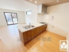 フラットタイプのカウンターキッチンなので配膳や片付けがしやすく、お料理中でもお子様の様子が分かって安心です。床下収納付きで、災害時の非常食や食料品のストックなども保存できます。