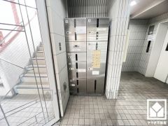 宅配ボックスも完備しています。留守でも安心、荷物の受け取りをスムーズに。