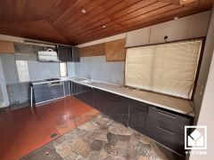 広々とした作業スペースがありお料理がはかどりそうなキッチンです。L型なので作業動線も最短距離で効率良く動けます。2面採光の大きな窓がございますので昼間は手元が明るく、お料理が楽しくなります。