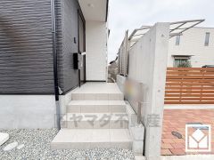 玄関が横向きのため道路から家の中が見えにくく、高いプライバシー性を確保できます。お子様の飛び出し防止にも効果的です。