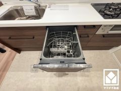 毎日の家事の負担を軽減でき、水道代の節約にもなる食器洗乾燥機付き。