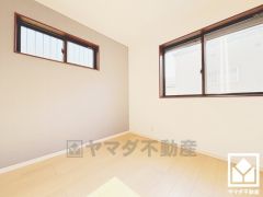 おしゃれなインテリアが映える明るい洋室で、リラックスしたひとときを過ごせます。