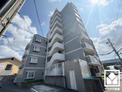 陽光に映える美しい外観。街並みに馴染みながらも、ひときわ目を引く存在感。