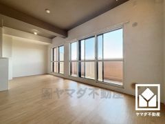 自然光を取り込む、開放感あふれる暮らし。心地よい空間が広がるリビングで、家族みんなが快適に過ごせる時間を提供。