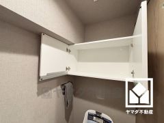 トイレにはトイレットペーパーのストックや、消耗品置き場などとしてお使いいただける吊戸棚がございます。