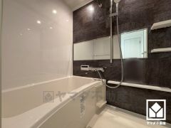 ゆったり足が伸ばせるので、毎日の疲れを癒やすバスタイムを実現。鏡が横長なので、お子様でも見やすく便利です。