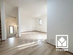 おしゃれなインテリアが映えるリビングで、リラックスしたひとときを過ごせます。