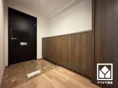 広々とした玄関が、住まいの第一印象を彩る。帰るたびにホッとできる、心地よい住まいの入り口。
