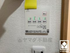 浴室暖房乾燥機付き。真冬の寒い浴室を暖かく、また雨の日の洗濯物の乾燥にと多用途に活躍する機能です。