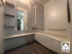 1日の疲れを癒す浴室でゆったりリフレッシュ。清潔感あふれる空間で、毎日のバスタイムをより快適に。