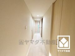 シンプルで洗練された玄関スペース。帰るたびにホッとできる、心地よい住まいの入り口。