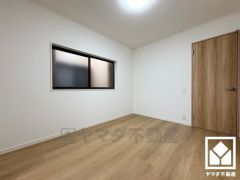 柔らかな光が差し込む洋室、快適で落ち着いた住まい。