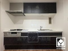 キッチンは空間を有効活用できる壁付けタイプ。使いやすさとデザイン性を両立。落ち着いたモノトーンテイストが魅力のシステムキッチンです。