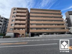 陽光に映える美しい外観。街並みに馴染みながらも、ひときわ目を引く存在感。