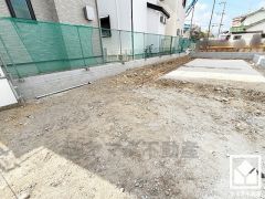 キッチンはカウンター付きの対面式。配膳や片付けがしやすく、お料理中でもお子様の様子が分かって安心です。