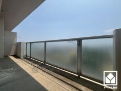 南向きバルコニーで陽当たり、風通し良好。広々としており、洗濯物をたっぷりと干す事ができます。