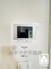 突然の来訪時でも安心なモニター付きインターホンを完備。お留守番中のお子様でも簡単に来訪者の確認ができます。