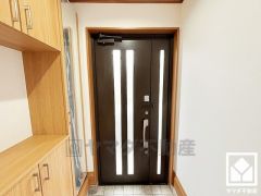 ドアのスリット窓から光が差し込み、外出時にも帰宅時にも、明るい気持ちになれる玄関です。