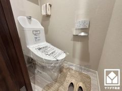 明るく清潔感溢れるトイレです。温水洗浄便座付きで、季節を問わずいつでも温かい便座をお使いいただけます。