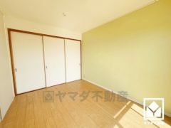 約5.7帖の洋室です。約6帖の和室とは続き間になっており、一体利用も可能です。