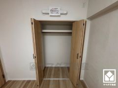 新たに家具を買わなくても良いので、ハンガーパイプ付きのクローゼットは嬉しいですね。お洋服はもちろん、スーツケースなどの大物もしっかり収納できます。