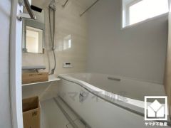 1日の疲れを癒す浴室でゆったりリフレッシュ。小窓が付いているので明るく、こもりがちな湿気もすぐ取り除くことができます。