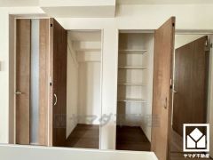 リビングにも収納スペースがあり、住空間を広々お使いいただけます。日用品のストックなどもすっきり片付きます。