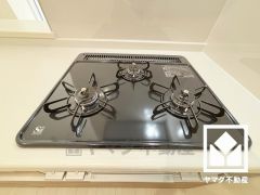 毎日の料理がもっとスムーズになる、便利な3口コンロ付き。