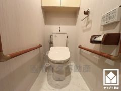 明るく清潔感溢れるトイレです。両側に手摺りがございますので、立ち座りが楽になります。