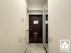 玄関にはたっぷりの収納スペースを完備。家族の靴もしっかり収納できるので、玄関がいつも片付き、気持ちよくお客様を迎えられます。お出かけの前のチェックにも便利な鏡付きです。