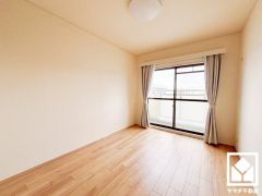 約6帖の洋室です。バルコニーにつながるお部屋で、通風・陽当たり良好。
