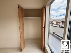 クローゼットは奥行きがあるので、収納力も申し分ありません。