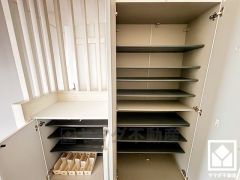 玄関にはシューズボックスを完備。家族の靴もしっかり収納できるので、玄関がいつも片付き、気持ちよくお客様を迎えられます。