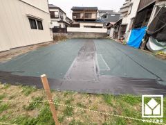 すべり台や鉄棒などの遊具が設置された「六軒北公園」まで徒歩2分など、徒歩圏内に複数の公園があり、子育て世帯の方にもお勧めです。