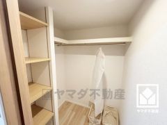 収納力豊富なウォークインクローゼット付き。お洋服はもちろん季節の荷物、趣味の道具や日用品のストックなども収納可能。